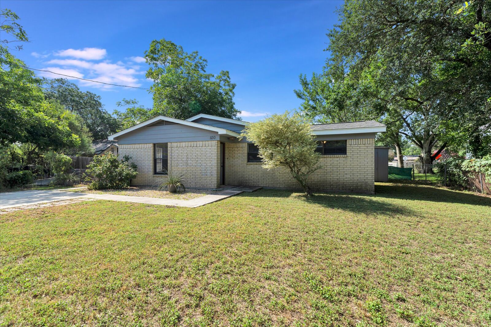 Property Photo: 1130 Bois D'Arc St TX 78644