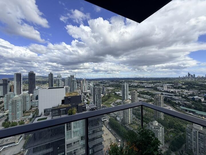 Property Photo: 2108 Gilmore Avenue 5101 BC V5C 0N8
