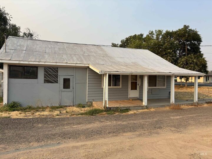 Property Photo: 733 Sunset Dr OR 97914