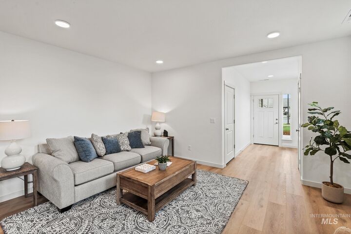 Property Photo: 664 SW Mendenhall St 10/1 ID 83647
