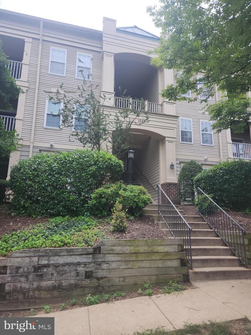 Property Photo: 1025 Gardenview Loop 303 VA 22191