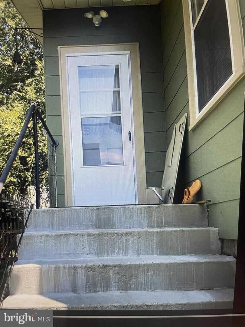 Property Photo: 2210 N Lexington Street Upper Level VA 22205