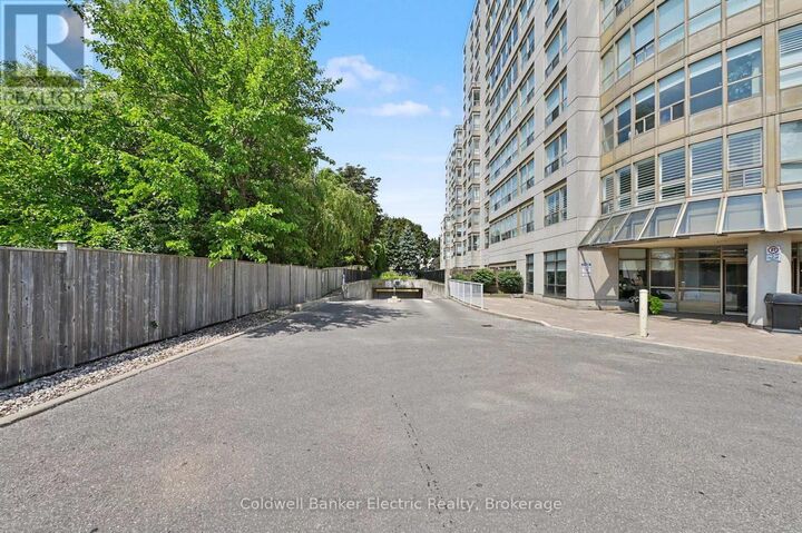Property Photo:  712 Rossland Road East 1011  ON L1N 9E8 