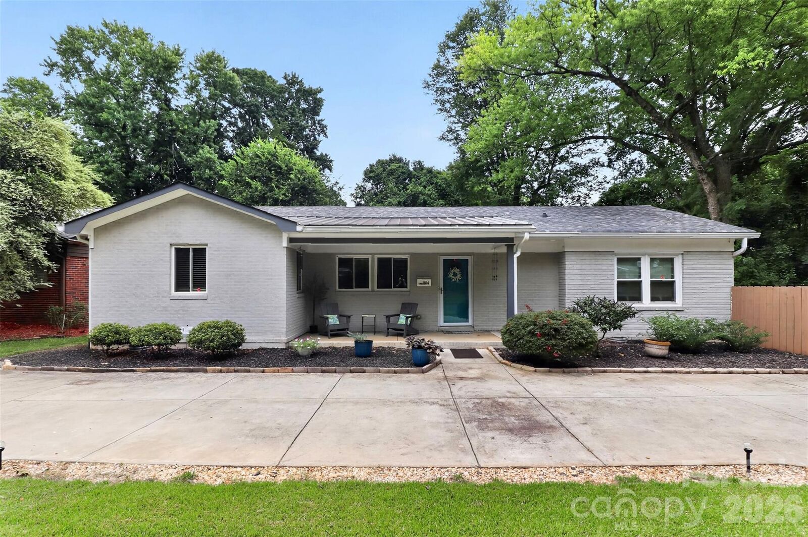 Property Photo:  1016 Dresden Drive W  NC 28205 