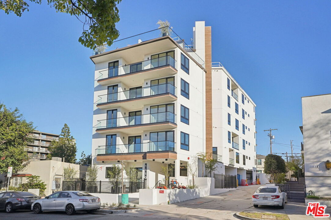 Property Photo:  1110 S Spaulding Ave, Unit 303  CA 90019 