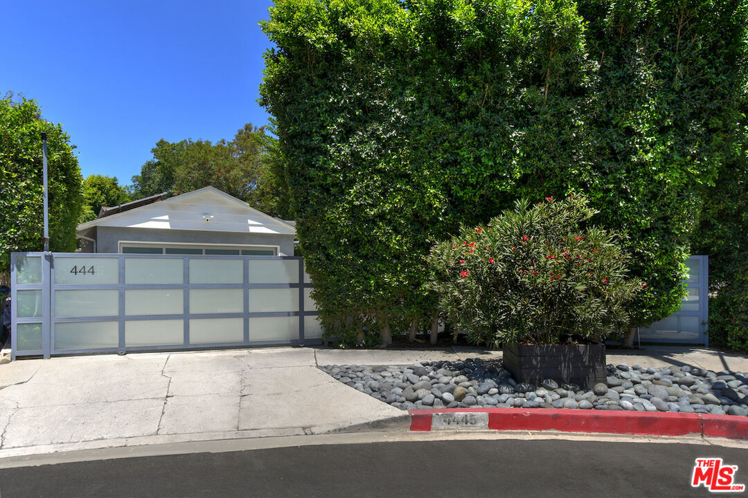 Property Photo: 4445 Vantage Ave CA 91604