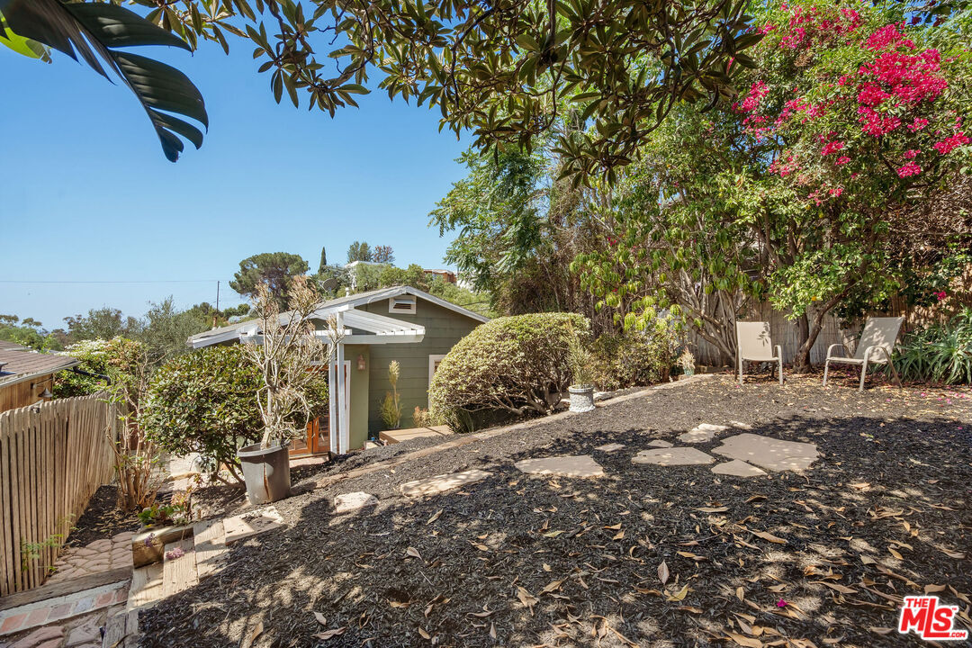 Property Photo:  2306 Loma Vista Pl  CA 90039 