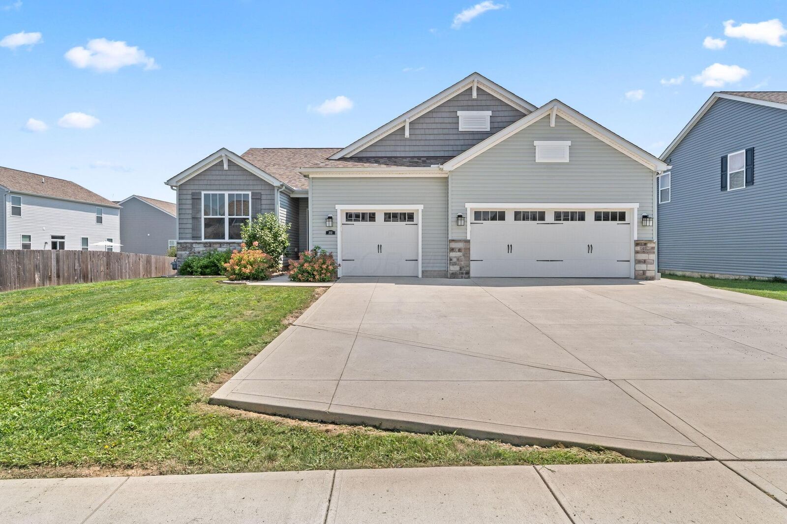 Property Photo:  202 Red Oak Pass  OH 43116 