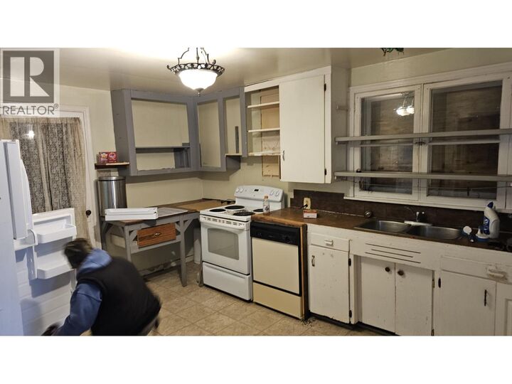 Property Photo:  1957 Ross Crescent  BC V2M 1Y6 