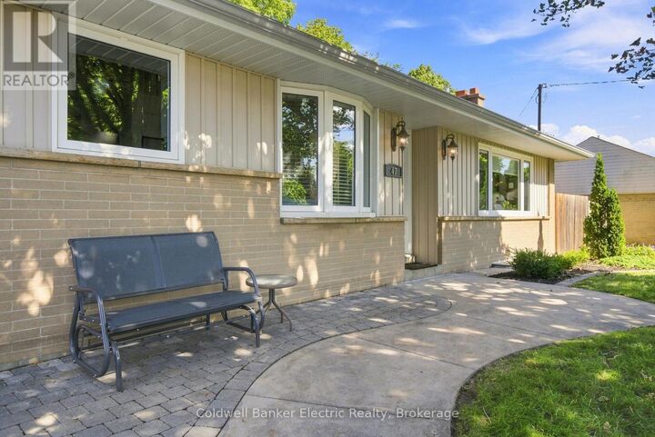 Property Photo:  47 Grandview Street North  ON L1G 6N6 