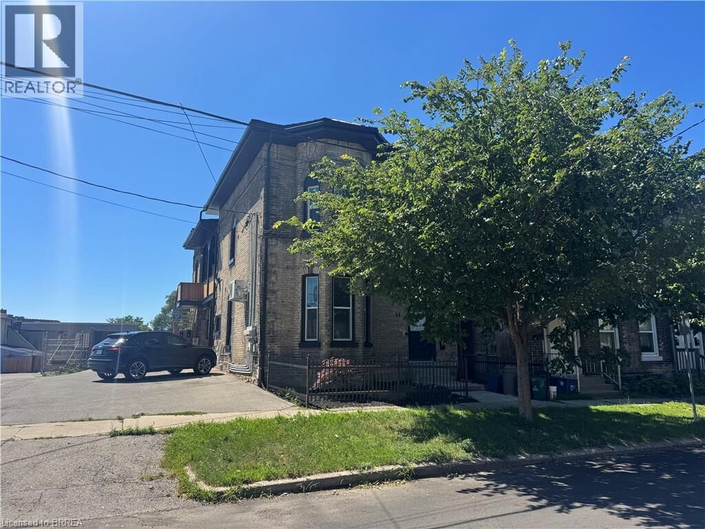 Property Photo:  92 Alfred Street 4  ON N3S 5G2 