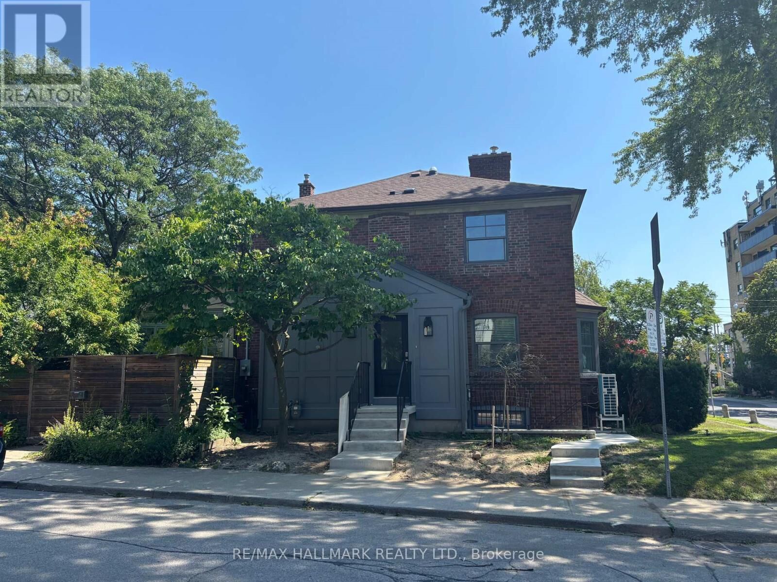 Property Photo:  3 Whitewood Road Lower  ON M4S 2X8 