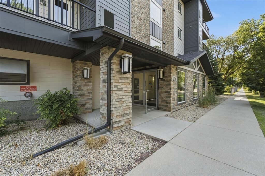 Property Photo: 216 Melrose Avenue West MB R2C 5P9