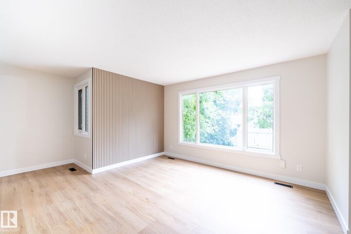 Property Photo:  14 Amberly Court NW  AB T5A 2H9 