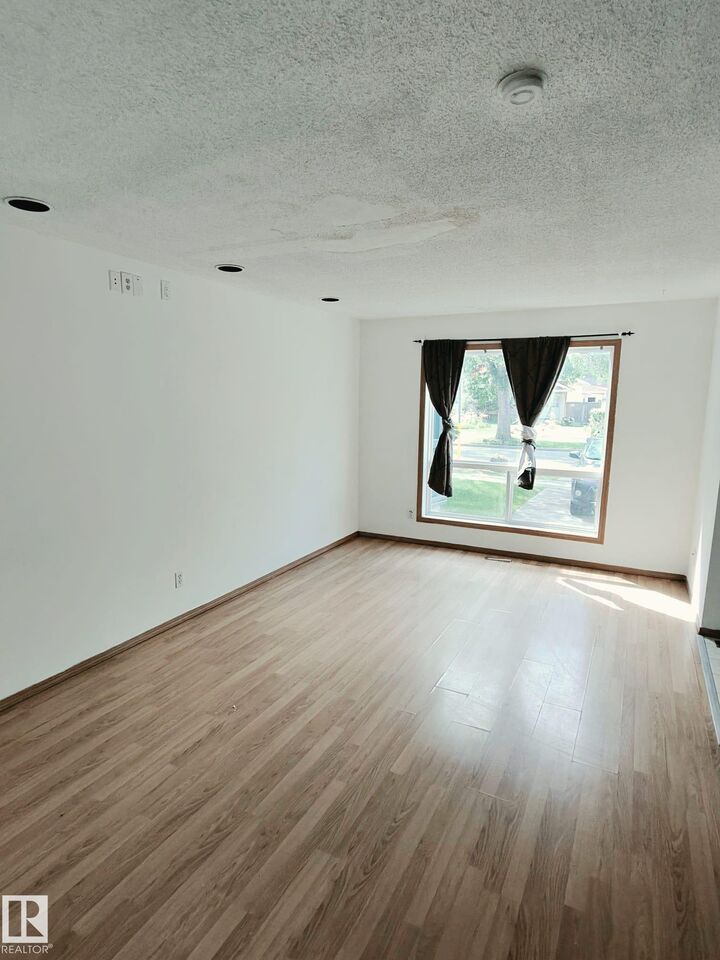 Property Photo: 10909 106 Street NW 31 AB T5H 4M7