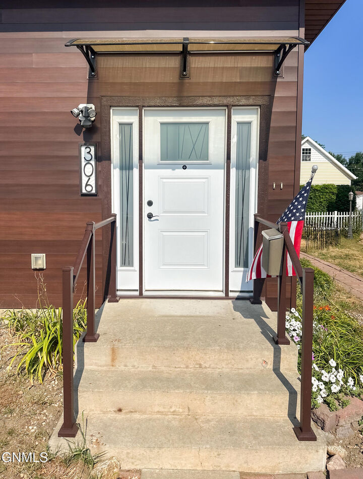Property Photo:  306 1st Avenue NE  ND 58554 