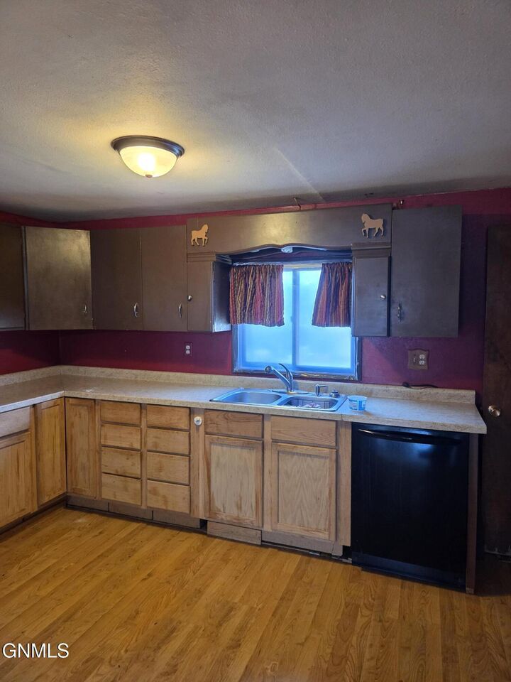 Property Photo: 408 South Avenue E ND 58631