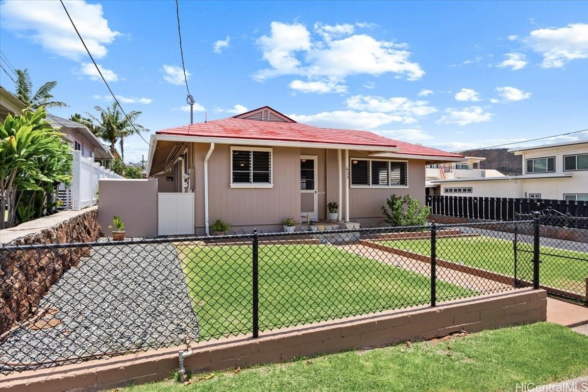Property Photo:  623 10th Avenue  HI 96816 