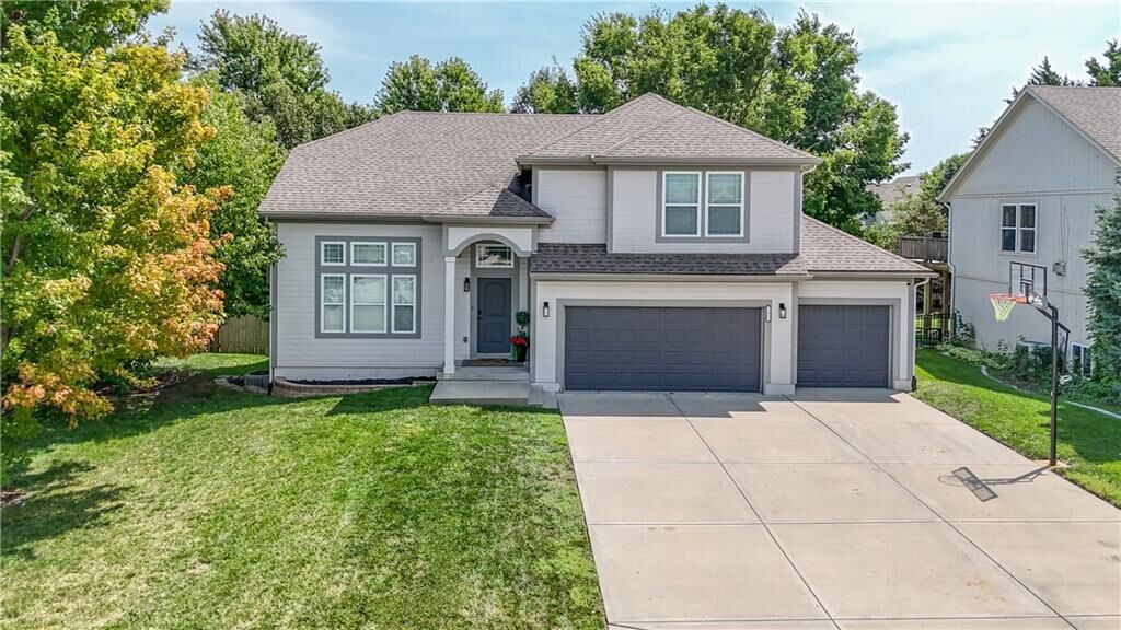 Property Photo: 1221 SW Nagona Lane MO 64082