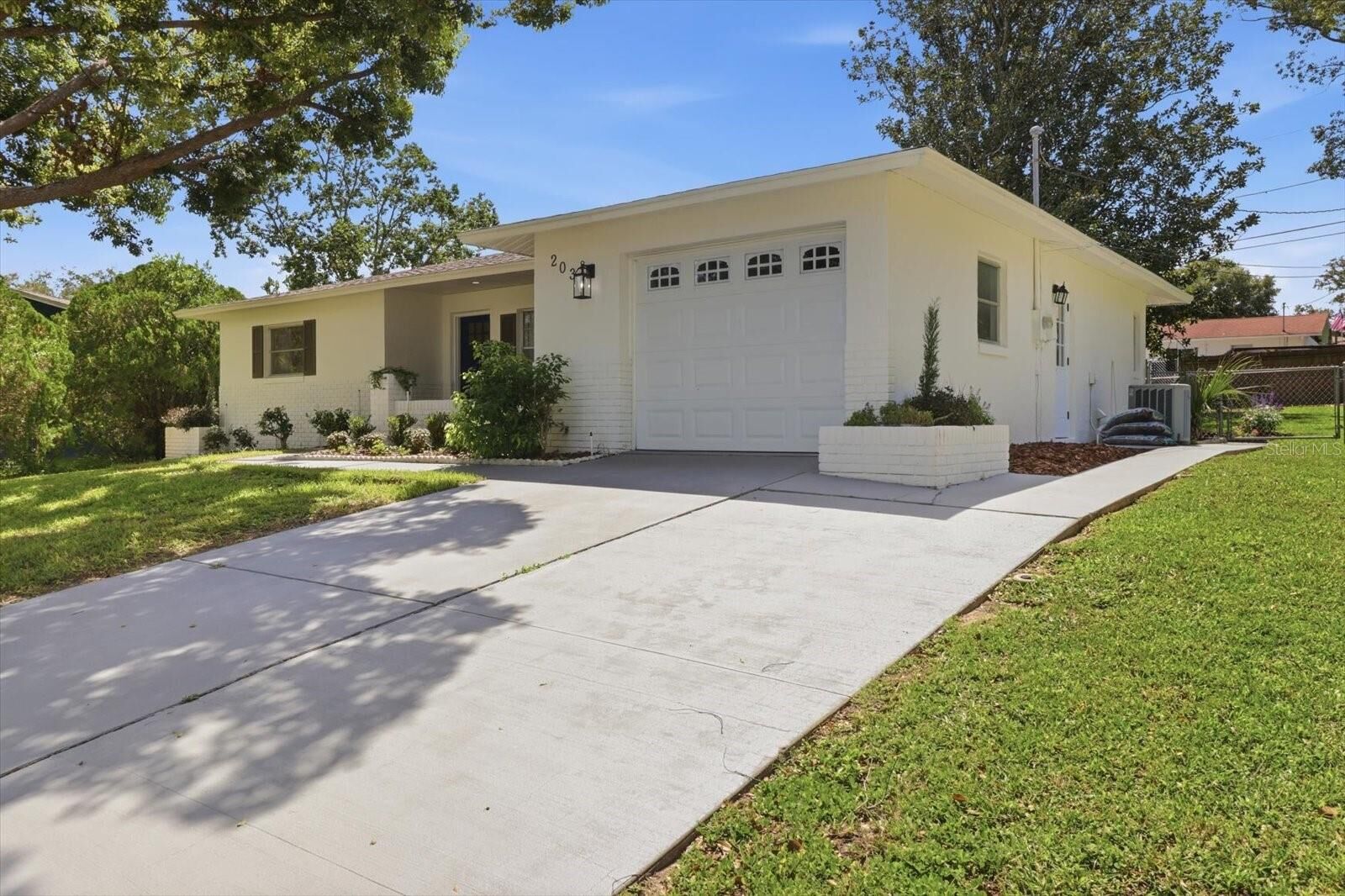 Property Photo:  203 S Lee Street  FL 34465 