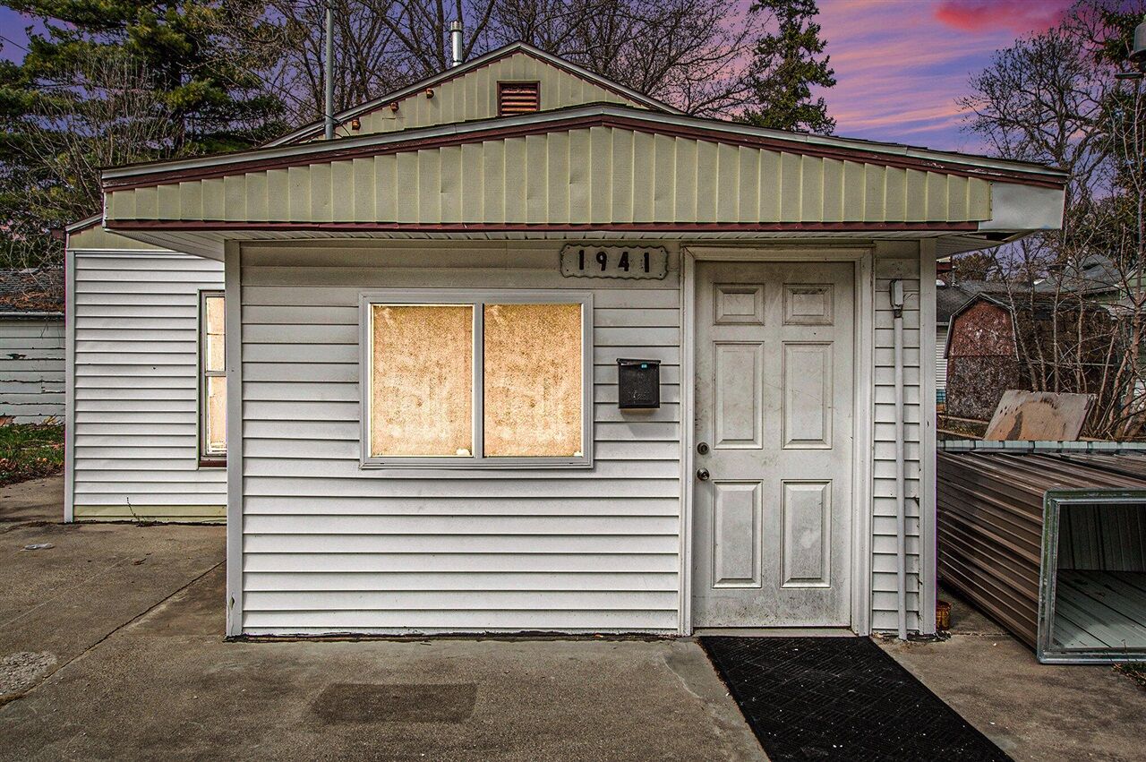 Property Photo: 1941 Walcott Street MI 48601