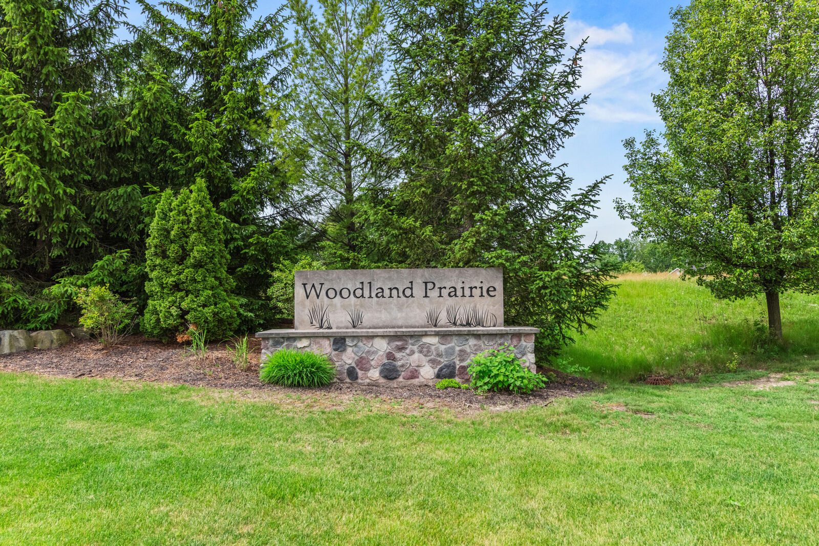 Property Photo: 6751 S Prairiewood Ln WI 53132