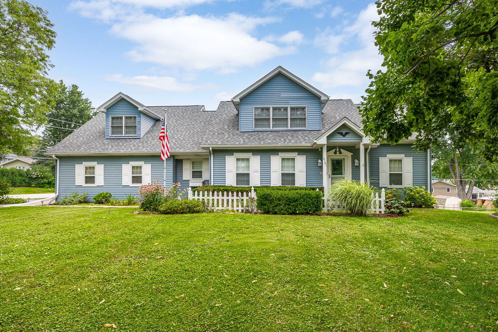 Property Photo:  6101 Chase Avenue  IL 60516 