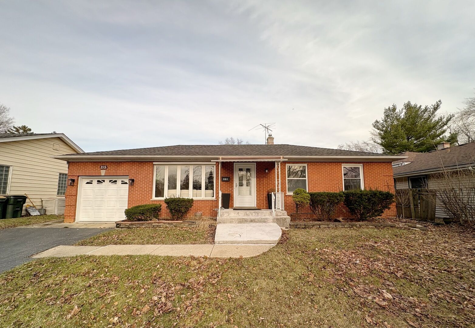 Property Photo:  215 S Forest Avenue  IL 60074 