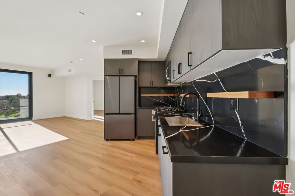 Property Photo: 1110 S Spaulding Avenue Ph5 CA 90019