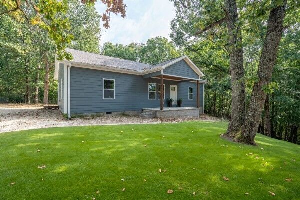 Property Photo:  415 Market St  TN 38485 