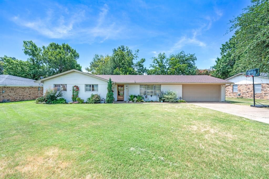 Property Photo: 708 Lee Street TX 75482