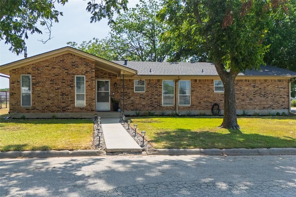 Property Photo: 239 S Pine Street TX 76252