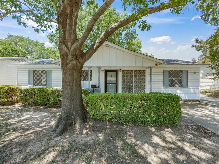 Property Photo: 3323 William Brewster Drive TX 75062