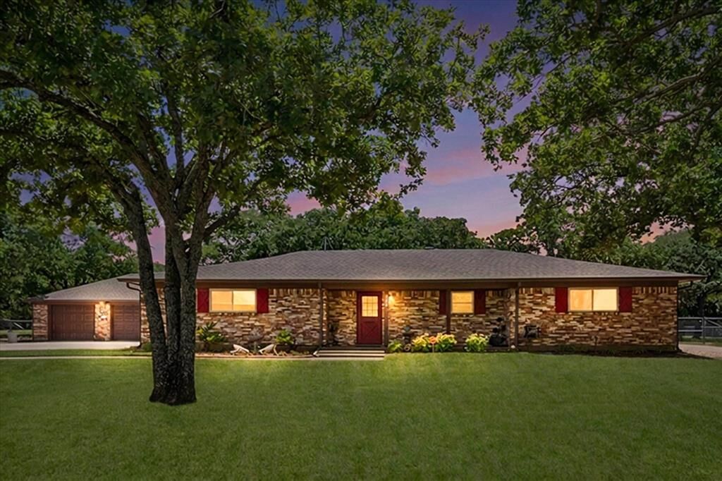 Property Photo: 902 Greenbriar Drive TX 76058
