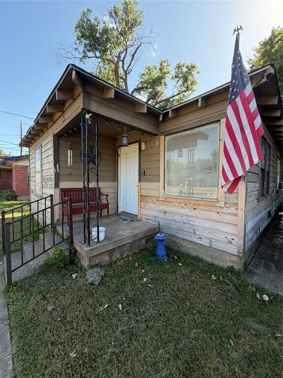 Property Photo:  307 N Masters Drive  TX 75217 