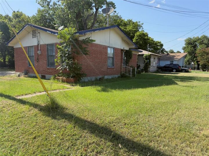 Property Photo: 303 N Masters Drive TX 75217