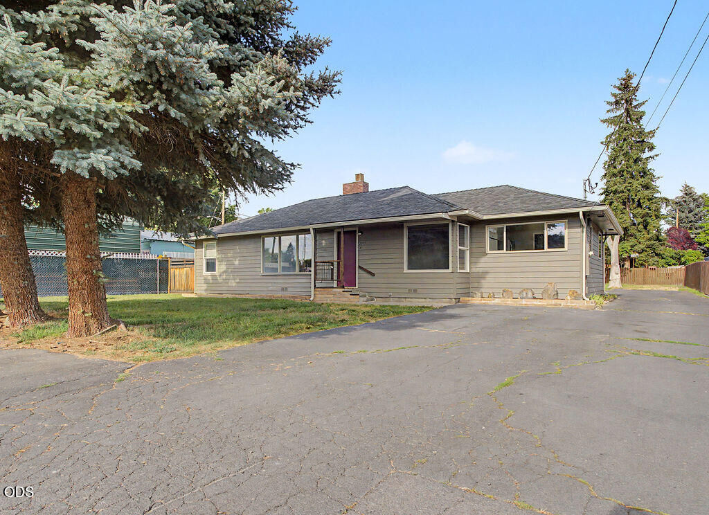 Property Photo: 2015 Gettle Street OR 97603