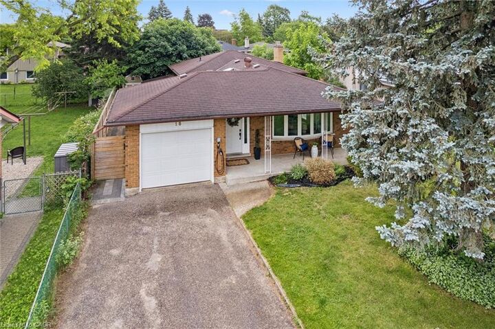 Property Photo: 18 Jasper Court ON N2E 1C6