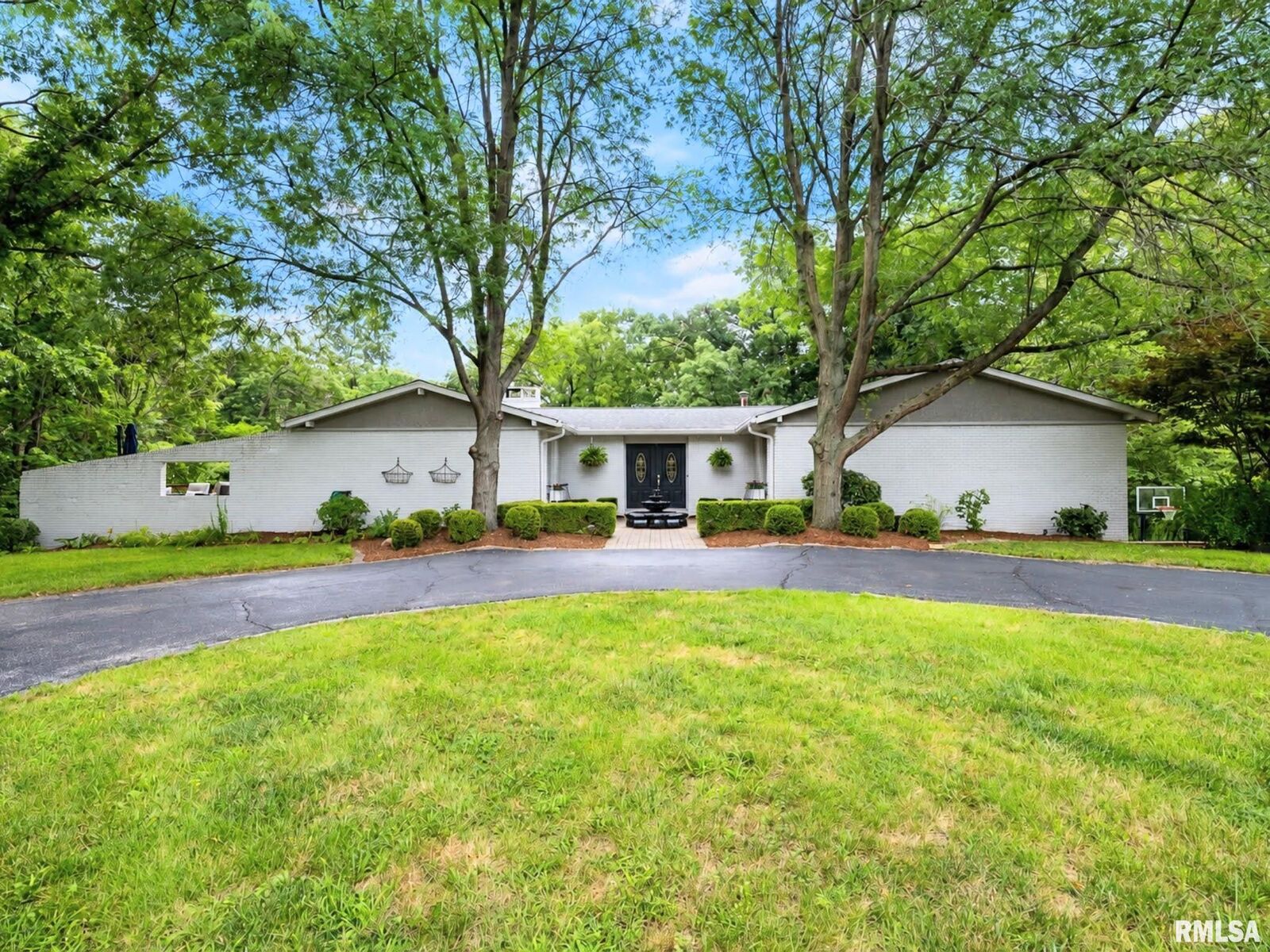 Property Photo:  1322 W Hickory Trace  IL 61525 