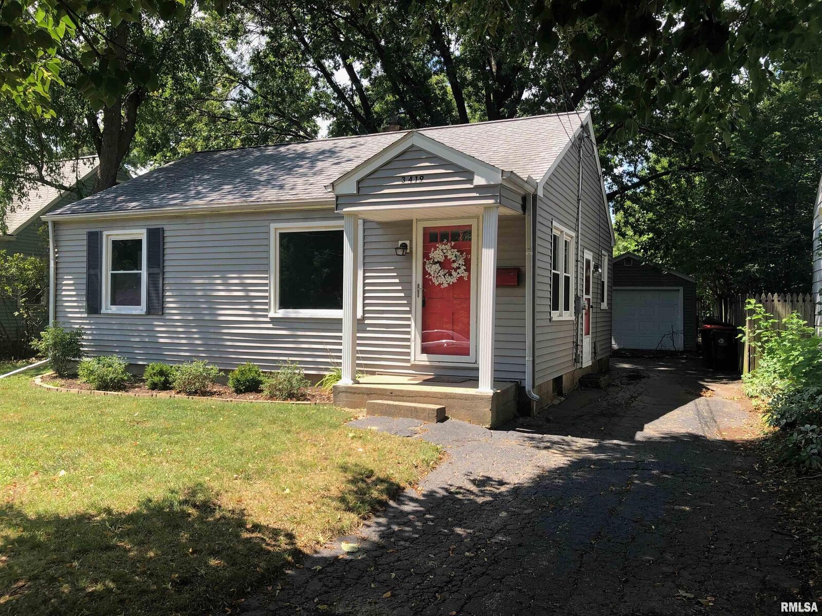 Property Photo: 3419 N Missouri Avenue IL 61603