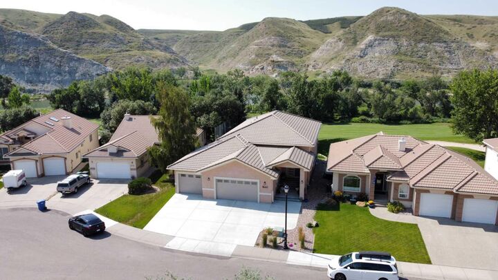 319 Canyon Boulevard W — photo 1
