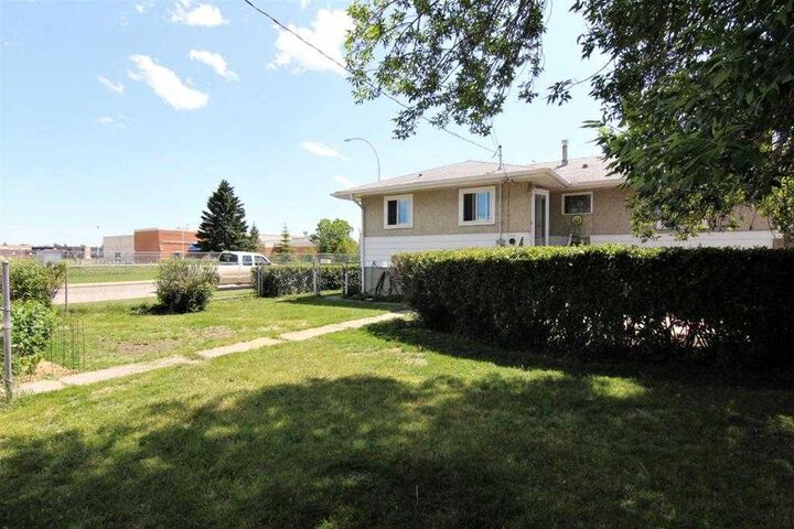 Property Photo: 7504 39 Avenue NW AB T3B 1V3