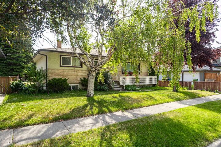 Property Photo: 2812 24 Street NW AB T2M 3Z3