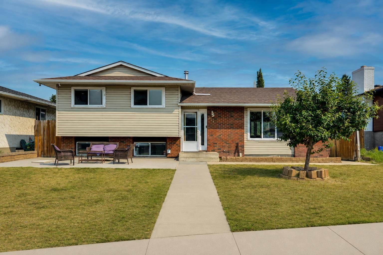 Property Photo:  212 Pinetree Place NE  AB T1Y 1M3 