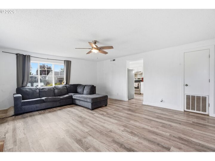 Property Photo: 5547 Fernbrook Ct OR 97306
