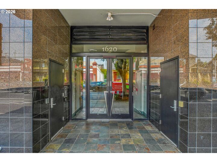 Property Photo:  1620 NE Broadway St 432  OR 97232 