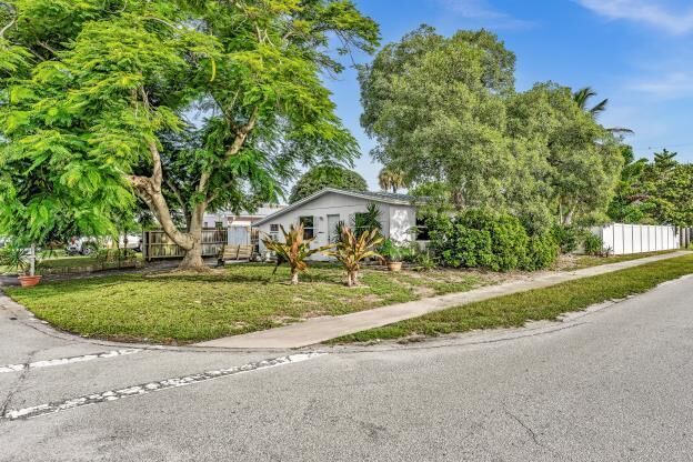 Property Photo:  301 5th Street  FL 33458 