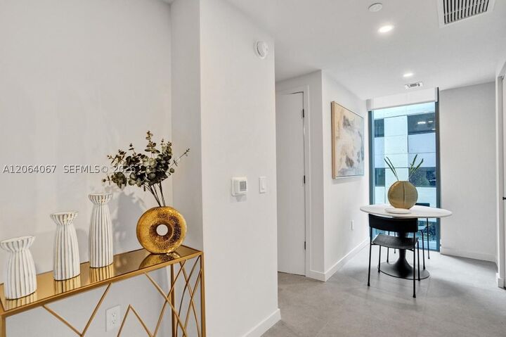 Property Photo: 121 NE 5th St 512B FL 33132