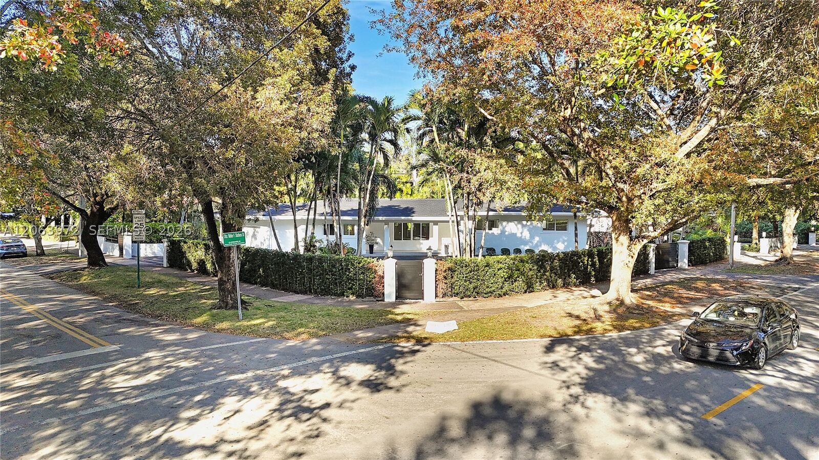 Property Photo: 711 Sunset Rd 711 FL 33143