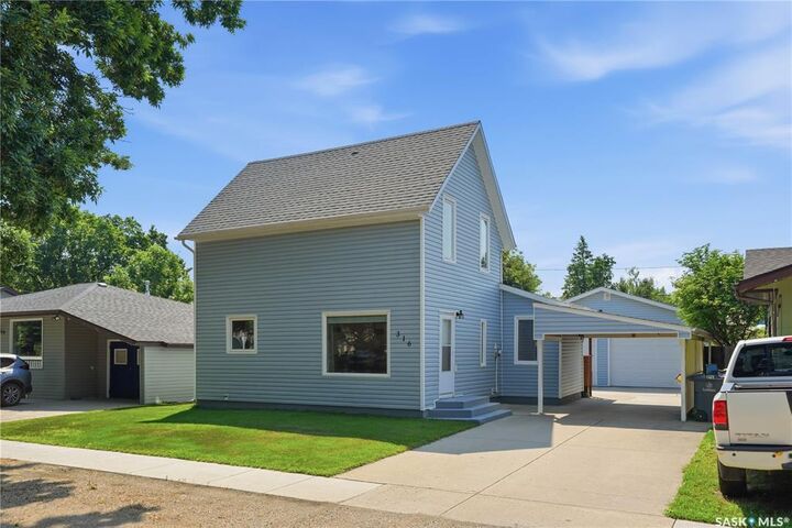 Property Photo:  316 1st Street E  SK S0K 2L0 